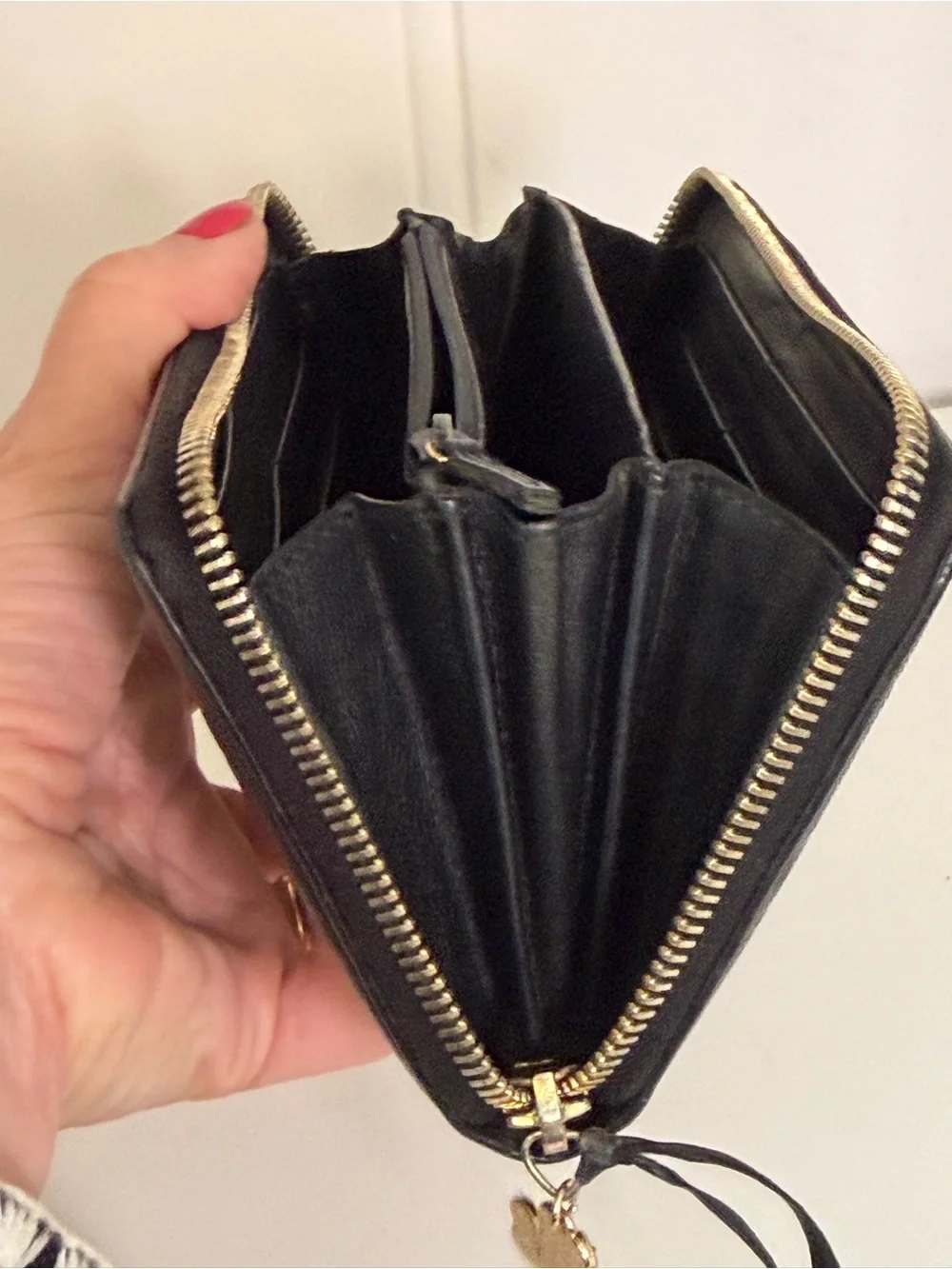 Gucci Black Leather Zip Wallet with an added zipperpull Gold Floral Gucci Charm - Picture 11 of 12